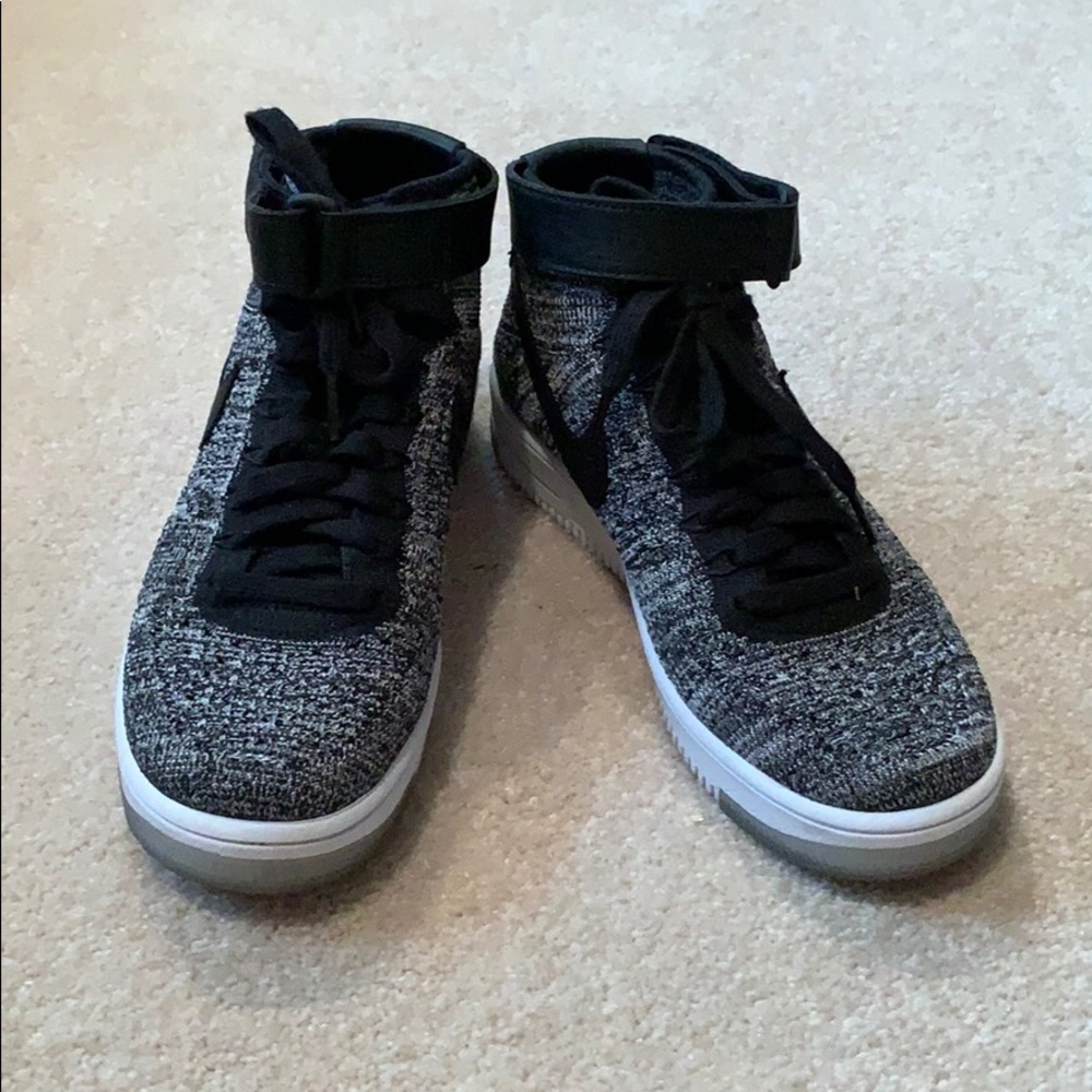 Nike Air oreo flyknit in hightop.